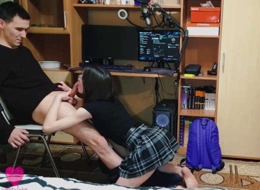 Худенькая студентка развела на секс симпатичного компьютерного мастера