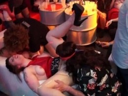 Пьяная вечеринка принесла людям радость и страстный секс