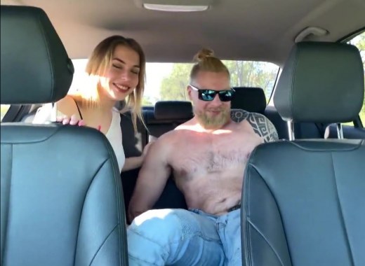 Русский мужик оприходовал в машине возбудившуюся блондинку