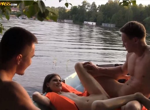 Русские чуваки оприходовали в лодке худенькую девку с плоской грудью